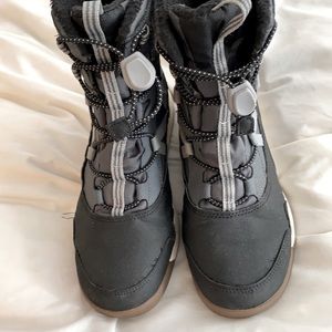Merrell Snowbank 3.0 waterproof (Big Kid) gray/black M size 6. GREAT CONDITION!